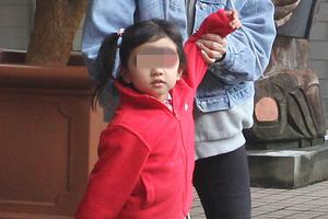 拒谈杨幂?刘母带小糯米现身忙拉孙女上车