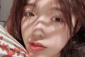 林允晒自拍送祝福 皮肤白嫩少女十足