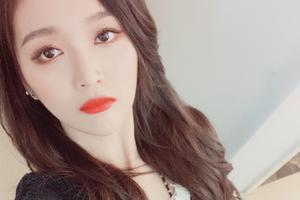 吴宣仪穿黑色V领毛衣自拍 调皮搞怪