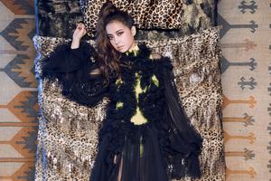 蔡依林MV花絮曝光 豹纹床单裹黑纱气场足