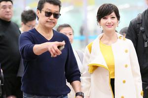 赵雅芝获老公宠溺牵手 妆容精致超减龄