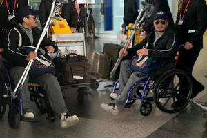 吴京拿拐杖坐轮椅现身机场 疑似腿受伤