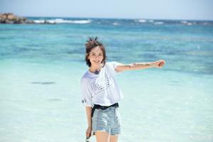 谢娜穿白T超短裤海边留影 笑容很灿烂