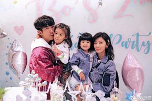 贾静雯一家为女儿庆生 bo妞邪魅一笑