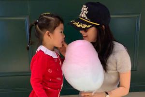 姚笛庆37岁生日收大捧鲜花婚戒抢镜