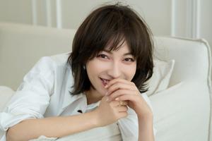 36岁吴昕白衣干练优雅气质傲人