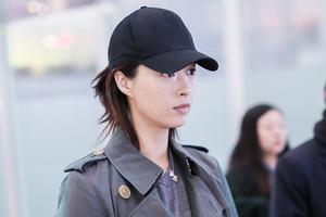 蒋欣穿风衣身材苗条不少清早素颜赶飞机