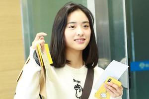 沈月过安检调皮向粉丝打招呼