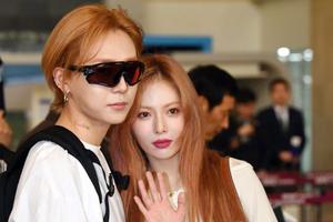 泫雅金晓钟组情侣档飞日本甜蜜难挡