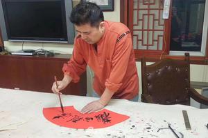 60岁毕福剑近照曝光头发乌黑专心练字