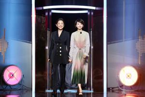 央视主持人倪萍董卿再携手同框