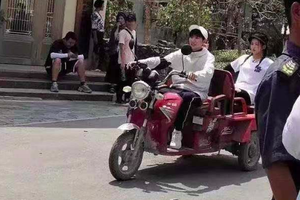 王源骑三轮车载杨超越出街超接地气