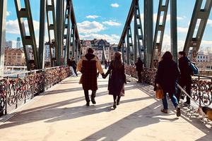 周杰伦昆凌牵手漫步莱茵河畔