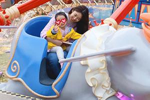 陈赫张子萱一家幸福游玩迪士尼