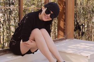 许晴甜笑享受春日暖阳 大秀雪白美腿