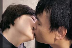 45岁袁立宣布三婚嫁80后诗人高调晒吻照