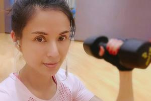 李若彤自曝爱独自健身 手臂线条紧实
