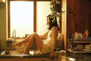 阿Sa爬上厨房洗手池 吊带衫微露事业线