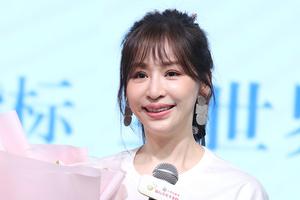 36岁王心凌捧花甜笑却被网友批脸僵嘴歪