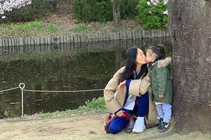 陈冠希晒妻女同框照 Alaia与妈妈亲吻