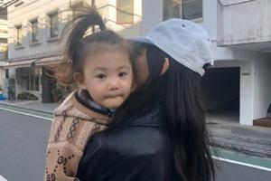 网友日本偶遇秦舒培带娃女儿像极陈冠希