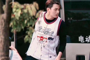 跑男路透王嘉尔击剑许凯篮球装超帅气