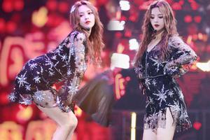 杨超越演唱会经典再现“梦露蹲”