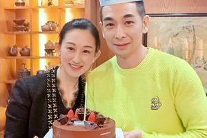 赵文卓与家人庆祝47岁生日帅气依旧
