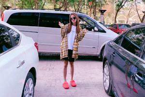 杨超越受伤后晒美照脚踩棉拖