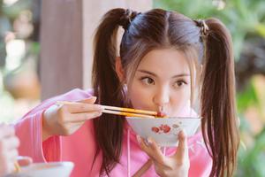 杨超越双马尾认真吃面造型可爱满分