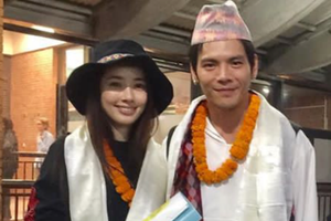 向佐郭碧婷尼泊尔做公益形影不离