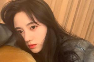 鞠婧祎自拍温柔动人 淡妆红唇眼眸清澈