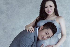 冉莹颖怀三胎写真公开 邹市明轻抚孕妻大肚爱意浓