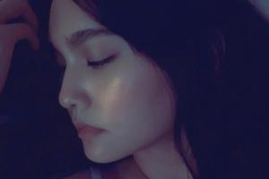 杨丞琳躺床上玩自拍 身穿吊带垂眸假寐