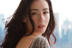 张柏芝颁奖典礼红毯压轴 回眸一笑秀美背