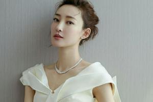 仙女营业！王丽坤白色深V秀美背长腿