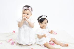 一岁了！熊黛林晒双胞胎女儿艺术照为其庆生萌翻网友