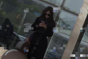 马蓉近照曝光戴超大钻戒坐高铁无人识