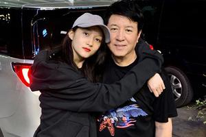 关晓彤搂爸爸关少曾合影感情好