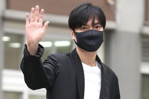 正式退伍！李敏镐现身办理手续