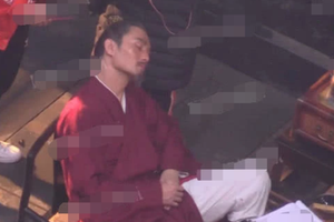 王凯《孤城闭》老年妆曝光呆萌打盹