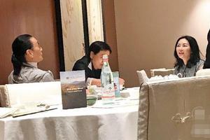 谢贤82岁夺金像奖庆功获美女作陪