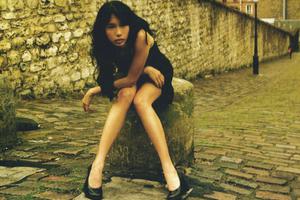 莫文蔚17年前旧照性感妩媚秀美腿