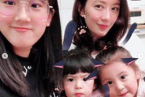 贾静雯带女儿聚餐 咘咘似公主