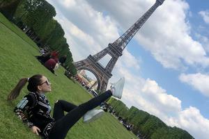 昆凌晒游埃菲尔铁塔美照躺草地高抬腿