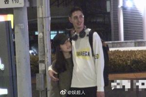 许玮甯风波后首现身甜蜜约会摸男友腹肌