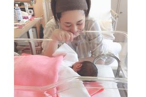 新手妈妈手忙脚乱！苍井空见宝宝吐奶吓一跳