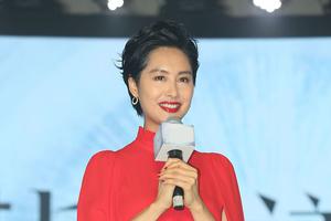 48岁朱茵一袭红裙明艳动人 冻龄美貌惹人羡慕