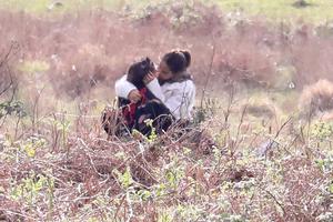 情难自禁！大布与女友在花丛中拥抱热吻