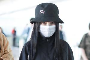 李小璐机场现身形单影只 全副武装很低调